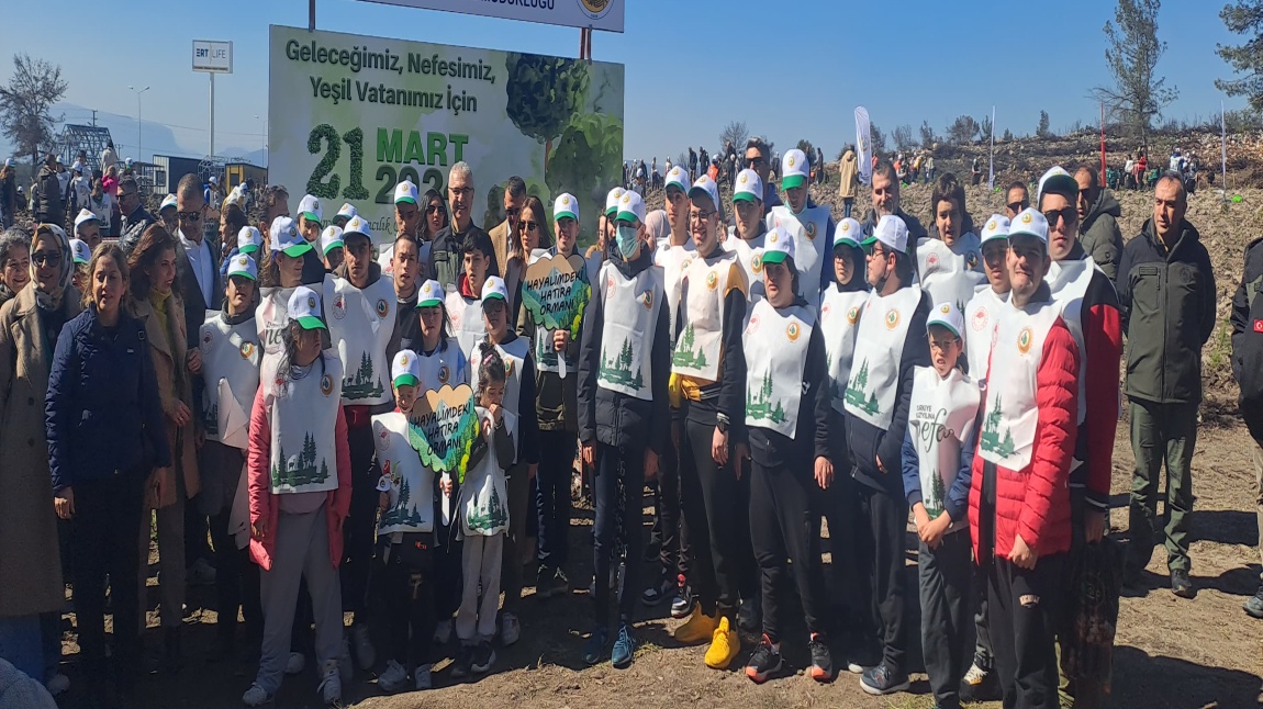 21 Mart Dünya Ormancılık Günü'nde ''Geleceğimiz, Nefesimiz ve Yeşil Vatanımız İçin'' sloganıyla İzmir Valiliğinin koordinesinde fidan dikimi gerçekleştirildi